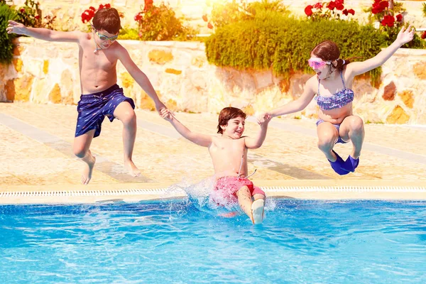 Bambini felici in piscina — Foto Stock