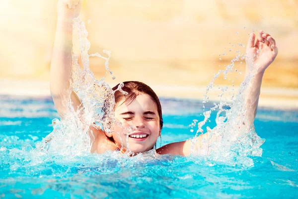 Bambino felice in piscina — Foto Stock