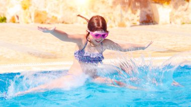 Mutlu küçük kız havuza atlama