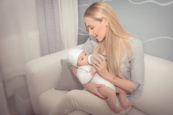 Happy mother feeding her baby — Stock Photo, Image