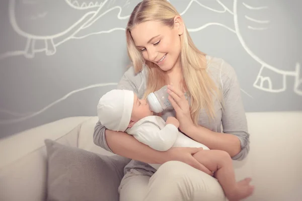 Mutter füttert ihr Baby — Stockfoto