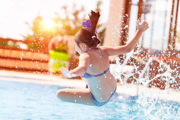 Активная маленькая девочка в бассейне — стоковое фото