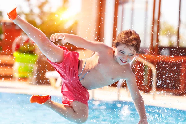 Ευτυχισμένο αγόρι στην πισίνα — Φωτογραφία Αρχείου