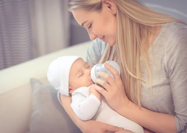 Mãe feliz alimentando bebê — Fotografia de Stock