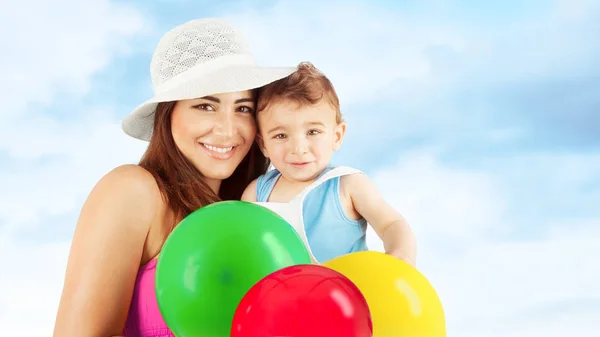 Madre feliz con el bebé — Foto de Stock