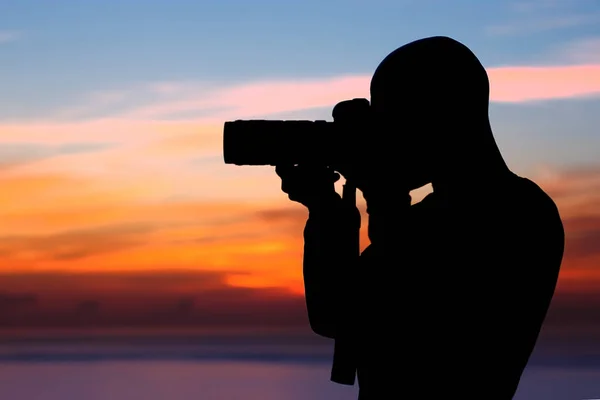 Fotógrafo tomando fotos al aire libre — Foto de Stock