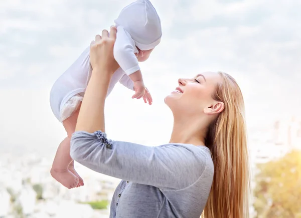 Mère heureuse avec bébé — Photo