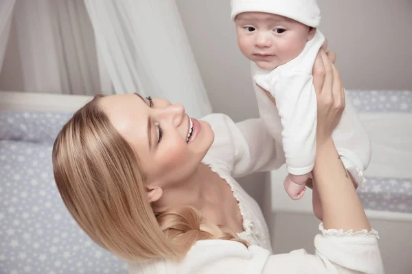 Lykkelig familie hjemme – stockfoto