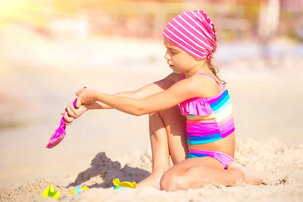 Kleines Mädchen spielt am Strand — Stockfoto