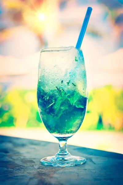 Sweet refreshing cocktail on the beach — Stock Photo, Image