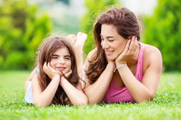 Moeder met dochter outdoors — Stockfoto