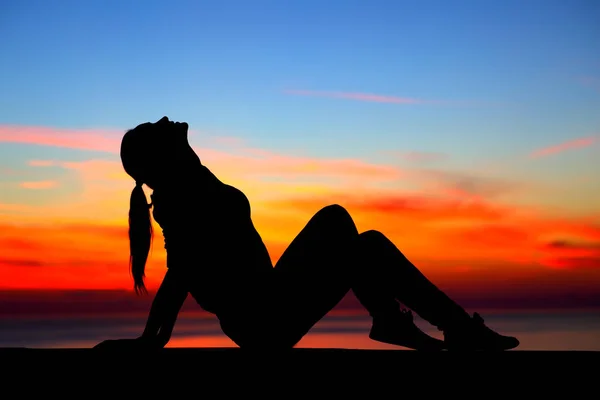 Frau genießt Sonnenuntergang — Stockfoto