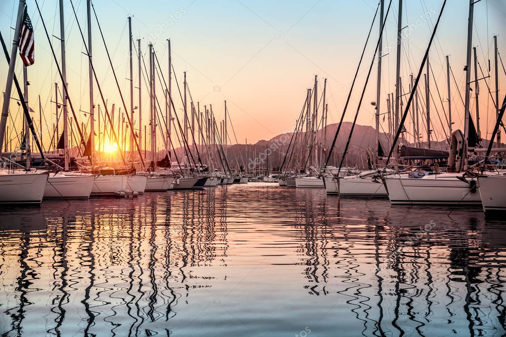 Belle barche a vela nel molo