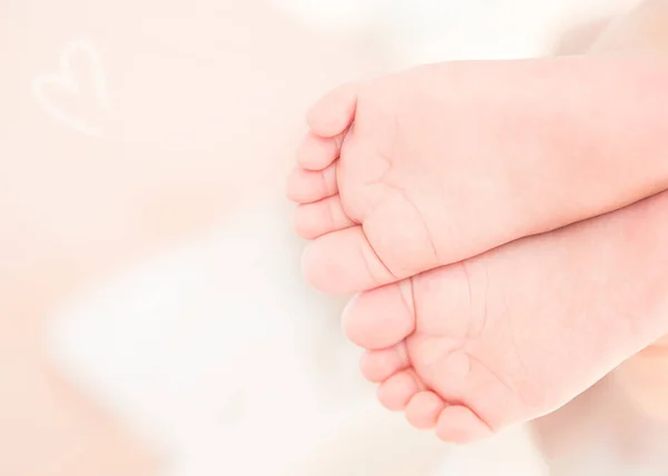 Bonito pequeno bebê pés — Fotografia de Stock
