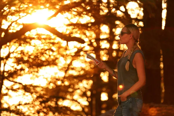 Reiziger vrouw in het bos — Stockfoto