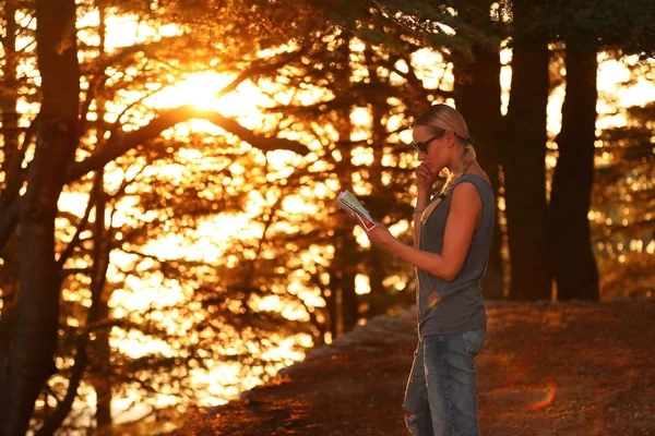 Reiziger vrouw in het bos — Stockfoto