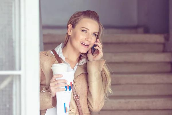 Щаслива жінка розмовляє по телефону — стокове фото