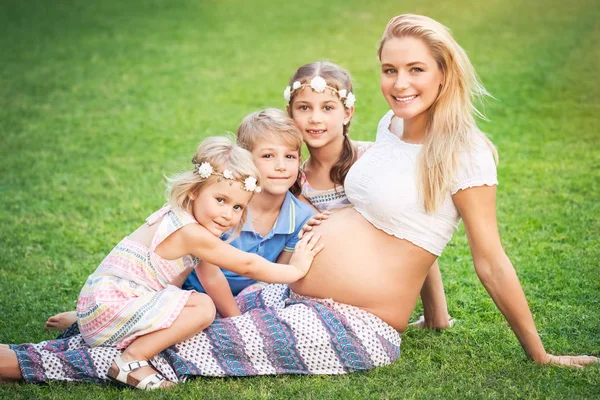 Glückliche schwangere Mutter mit Kindern — Stockfoto