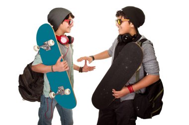 İki mutlu kaykaycılar 