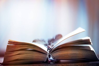 eski açık kitap