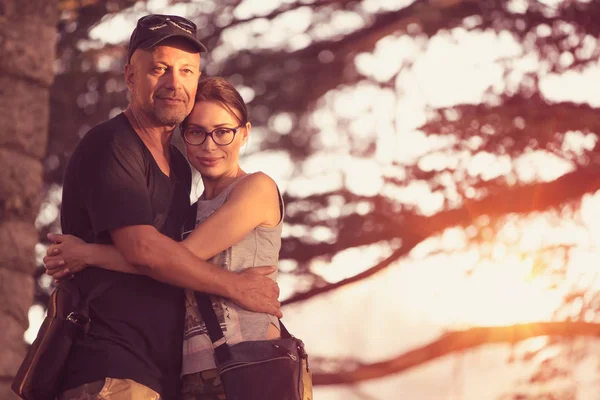 Hermosa pareja al aire libre — Foto de Stock