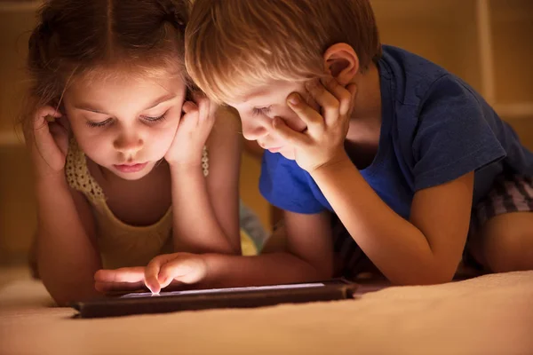 Duas crianças assistindo desenhos animados — Fotografia de Stock