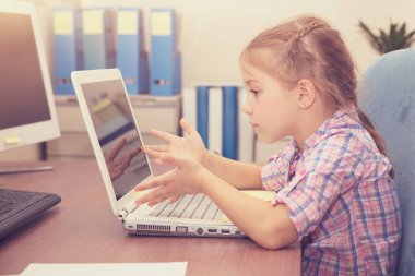 Küçük kız laptop ödev