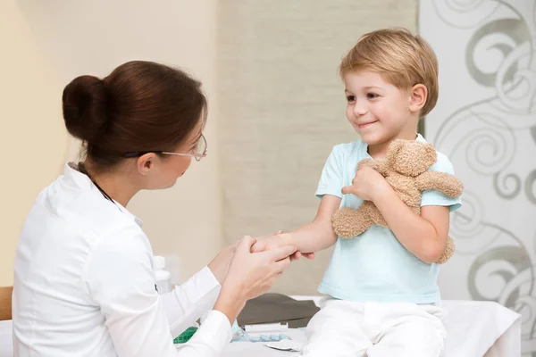 Niño feliz visitando al médico — Foto de Stock