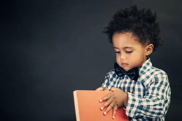 Kleiner Schuljunge — Stockfoto