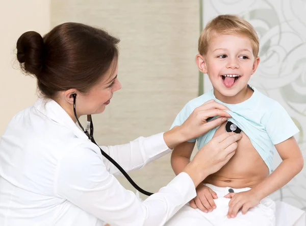 Doce criança visitante médico — Fotografia de Stock