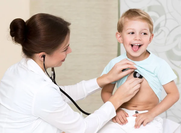 Dulce niño visitando doctor — Foto de Stock