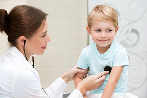 Joyeux garçon chez le médecin — Photo