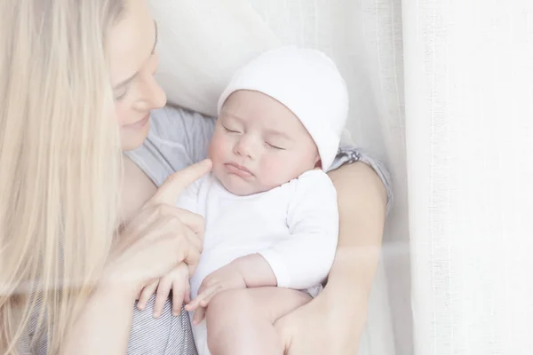 Jeune mère avec un bébé — Photo