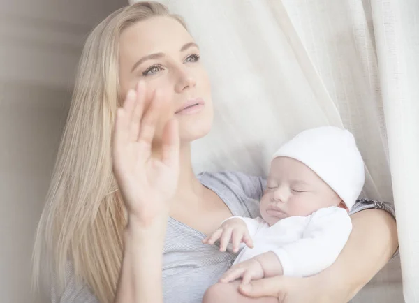 Moeder met slapende baby — Stockfoto