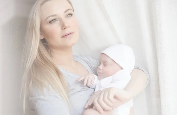 Mãe bonito com bebê recém-nascido — Fotografia de Stock