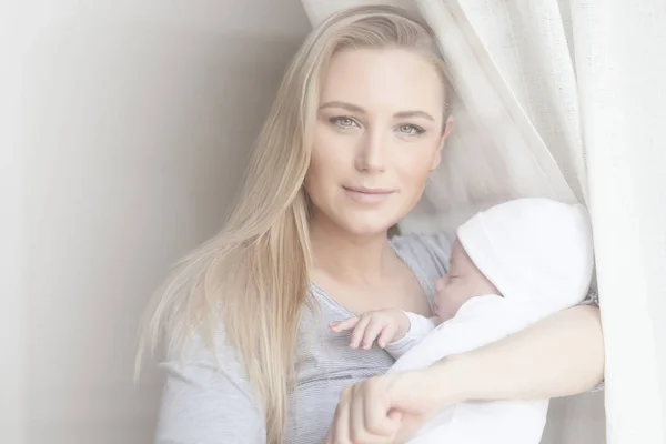 生まれたばかりの赤ちゃんと美しい母 — ストック写真