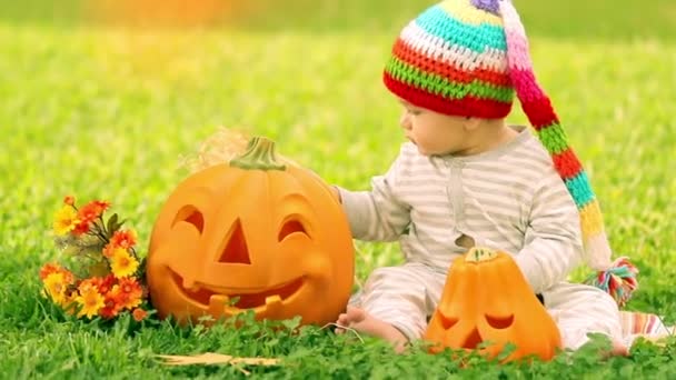 Szép gyermek megünnepeljük Halloween. Teljes Hd-videó — Stock videók