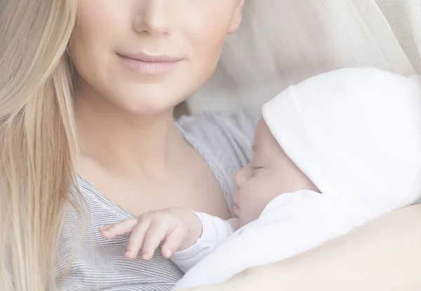 Mãe com bebê pequeno — Fotografia de Stock