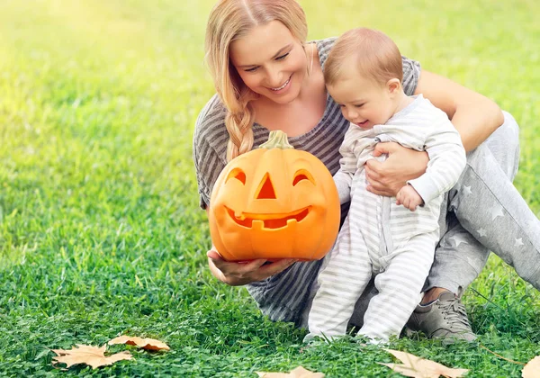 Šťastný matka s dítětem v svátek Halloween — Stock fotografie