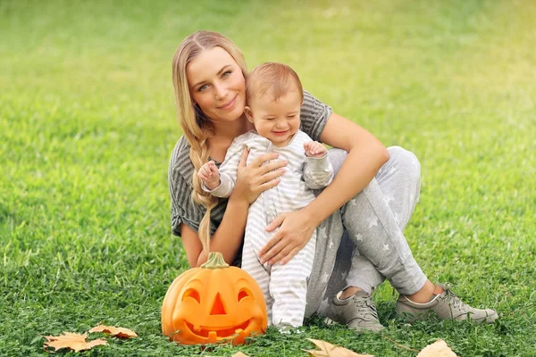 Mère heureuse avec bébé en plein air — Photo