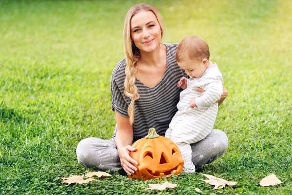 Lycklig familj firar Halloween — Stockfoto