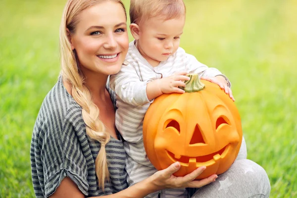 Lycklig familj med halloween pumpa — Stockfoto