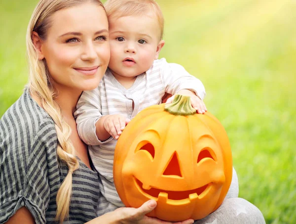Retrato familiar en el día de Halloween — Foto de Stock