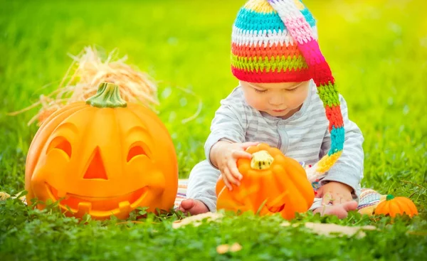 Bella bambina che festeggia Halloween — Foto Stock