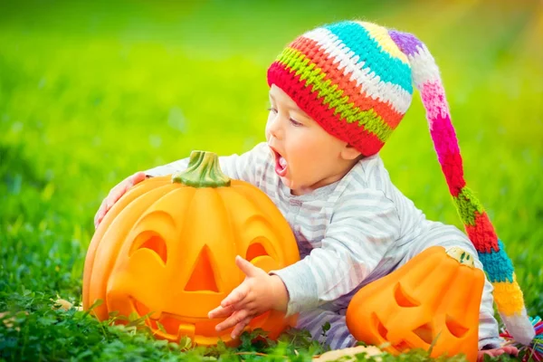 Bambino carino con zucche di Halloween — Foto Stock