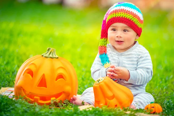 Gelukkig jongetje op Halloween — Stockfoto