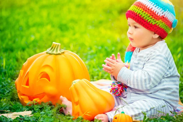 Bambino piccolo che festeggia Halloween — Foto Stock