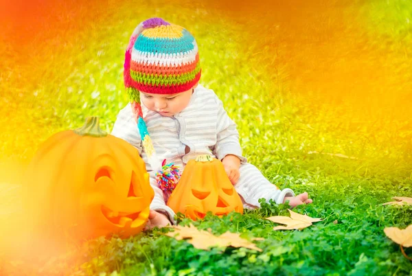 Şirin Bebek Halloween pumpkins ile oynamak — Stok fotoğraf