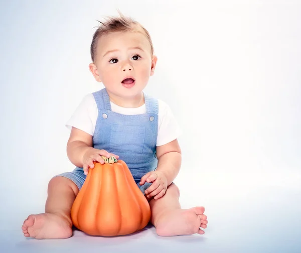 Lycklig pojke med Thanksgiving pumpkin — Stockfoto
