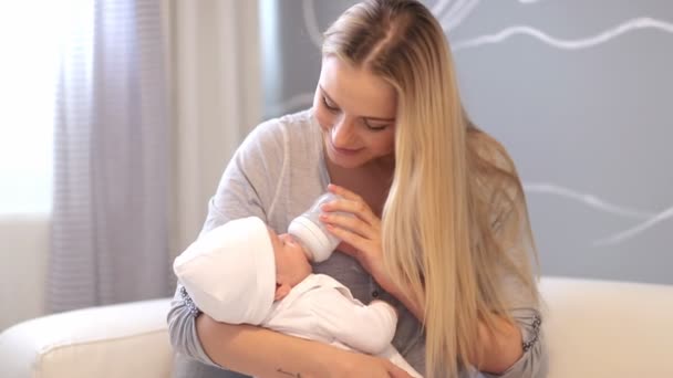 Szczęśliwa matka karmienia dziecka. Pełny Hd wideo — Wideo stockowe